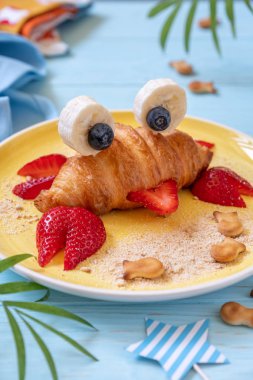 Çocuklar için kahvaltı meyveli tatlı yengeç kruvasanı.