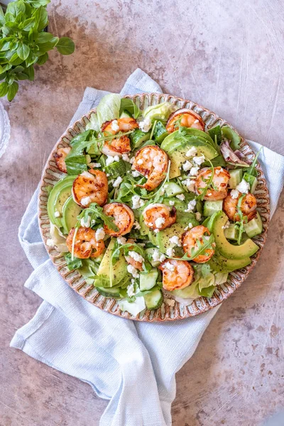 Salade met avocado en garnalen — Stockfoto