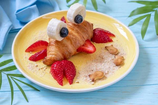 Niedliches Krabben-Croissant mit Früchten zum Kinderfrühstück — Stockfoto