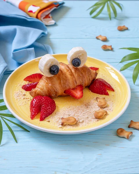 Çocuklar için kahvaltı meyveli tatlı yengeç kruvasanı. — Stok fotoğraf