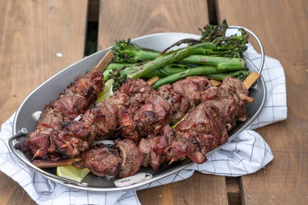Grilled lamb kebabs with broccolini — Stock Photo, Image