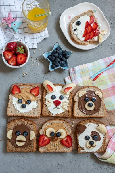 Tiergesichter Toast mit Aufstrichen, Banane, Erdbeere und Blaubeere — Stockfoto