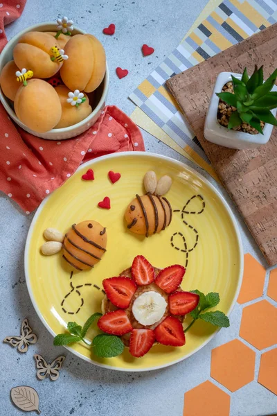 Pannenkoek met fruit voor kinderen ontbijt — Stockfoto