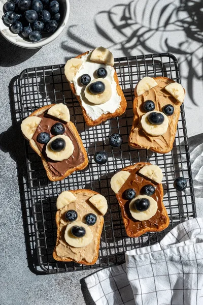 Grappige kinderen dragen toast — Stockfoto