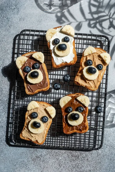Komik çocuklar tost ayı — Stok fotoğraf
