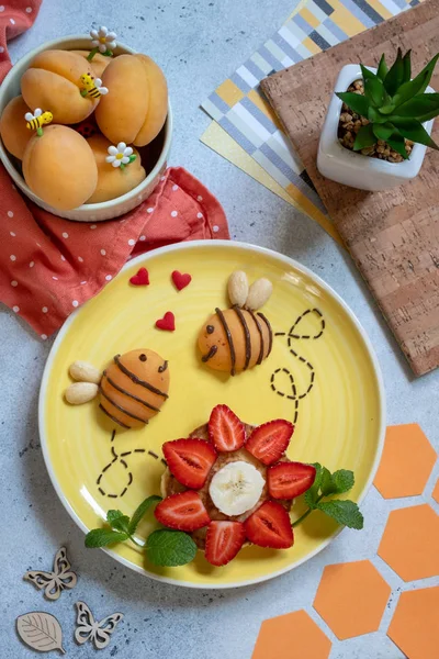 Pannenkoek met fruit voor kinderen ontbijt — Stockfoto
