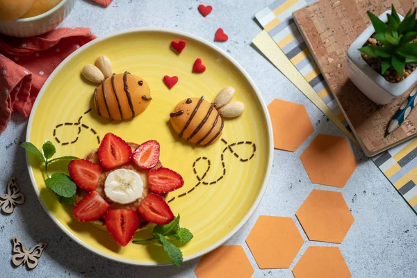 子供の朝食のためのフルーツとパンケーキ — ストック写真
