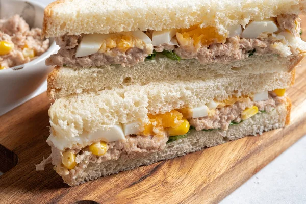 Сэндвич с яйцом и кукурузой — стоковое фото