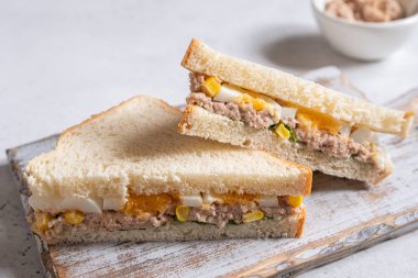 Yumurta ve mısır ile ton balığı sandviç