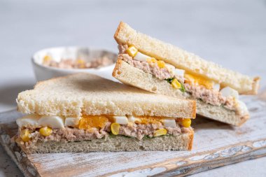 Yumurta ve mısır ile ton balığı sandviç