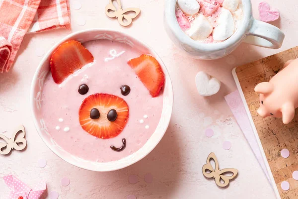 儿童早餐草莓冰沙 — 图库照片