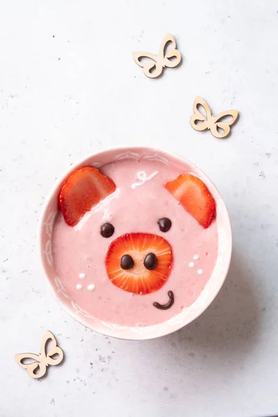 Aardbeien smoothie voor kinderen ontbijt — Stockfoto