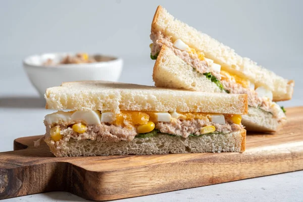 Sandwich de atún con huevo y maíz —  Fotos de Stock