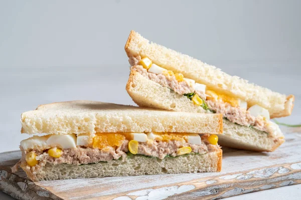 Сэндвич с яйцом и кукурузой — стоковое фото