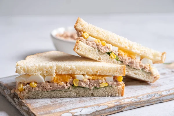 Sandwich de atún con huevo y maíz —  Fotos de Stock