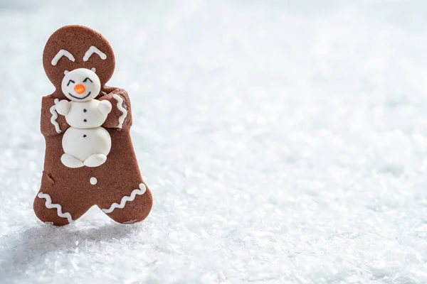 Lebkuchenmänner mit winzigem Schneemann aus Marzipan — Stockfoto