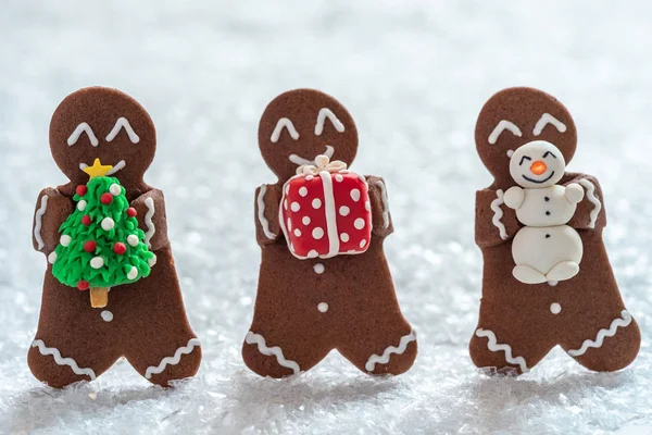Biscotti di zenzero uomini con piccolo pupazzo di neve marzapane — Foto Stock