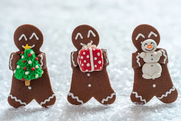 Galletas de jengibre con muñeco de nieve pequeño mazapán —  Fotos de Stock