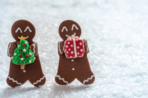 Biscotti di zenzero uomini con piccolo pupazzo di neve marzapane — Foto Stock
