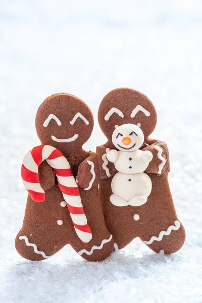 Biscuits au pain d'épice hommes avec minuscule bonhomme de neige massepain — Photo