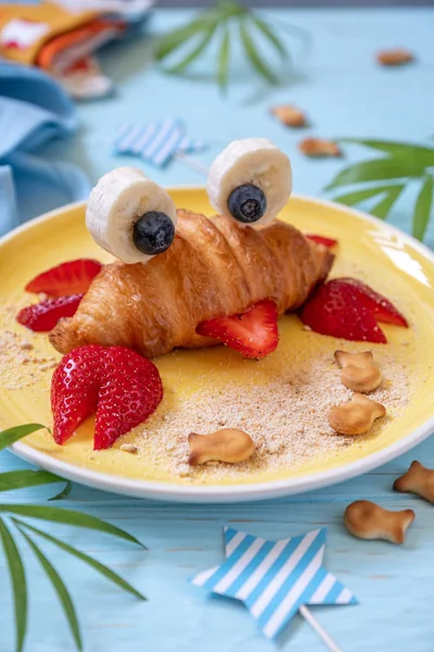 Leuke krab croissant met fruit voor kinderen ontbijt — Stockfoto