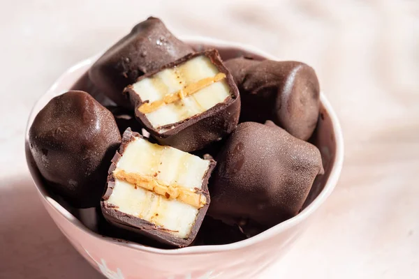 Morsi di banana al burro di arachidi al cioccolato fondente — Foto Stock