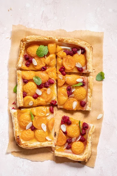 Летний пирог с абрикосами и малиной — стоковое фото