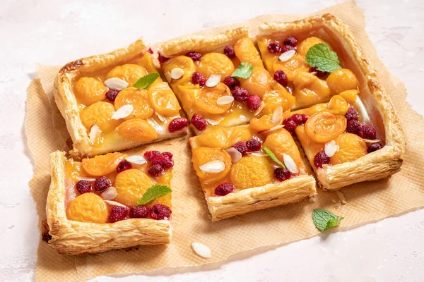 Summer tart with apricots and raspberry — Stock Photo, Image