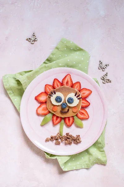 Αστεία Flower Pancake με μούρα για παιδιά — Φωτογραφία Αρχείου