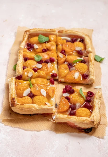 Summer tart with apricots and raspberry — Stock Photo, Image
