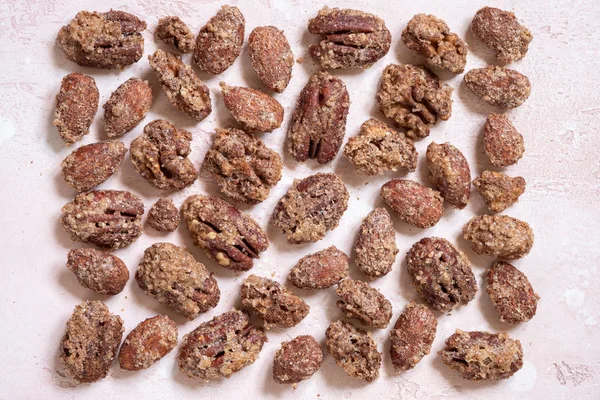 Mandorle candite e noci pecan con zucchero di canna e cannella — Foto Stock