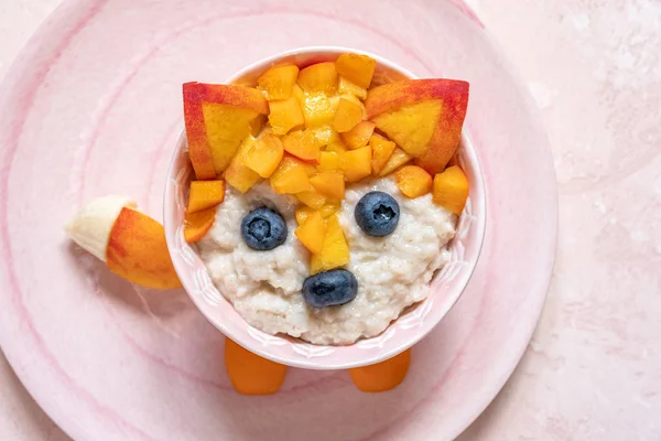 子供のための面白い朝食オートミールお粥. — ストック写真