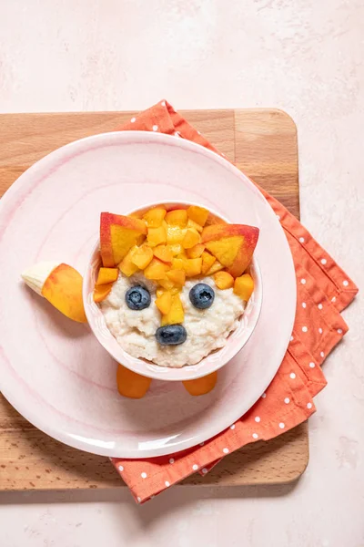 Lustiges Frühstück für Kinder Haferbrei. — Stockfoto