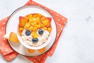 Çocuklar için Komik Kahvaltı Yulaf Ezmesi Lapası.