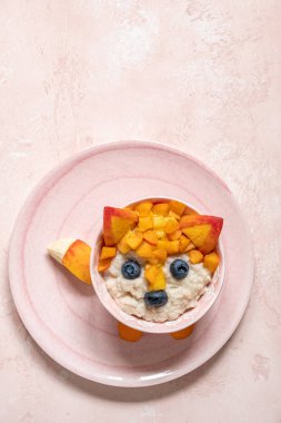 Çocuklar için Komik Kahvaltı Yulaf Ezmesi Lapası.