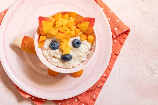 Desayuno divertido para niños avena gachas . —  Fotos de Stock