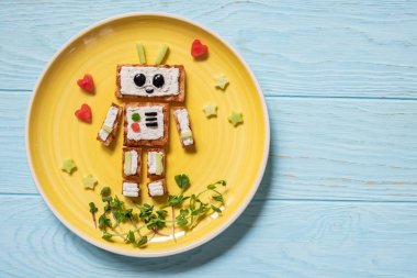 Çocuklar kahvaltı tost bir robot gibi görünüyor