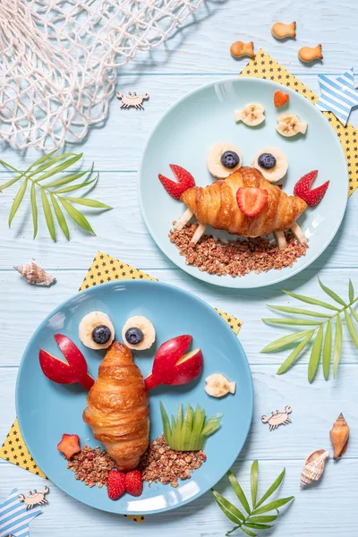 子供の朝食のための果物とかわいいカニのクロワッサン — ストック写真