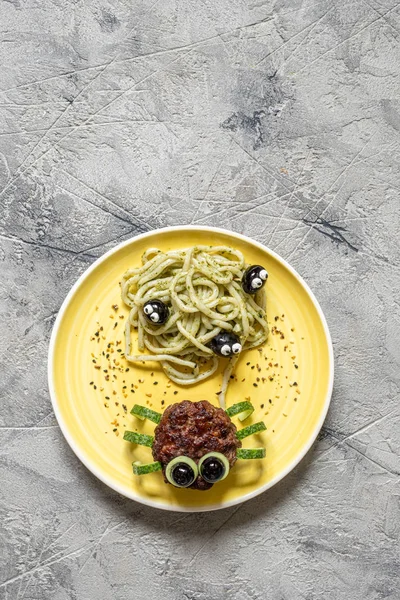 Schnitzelspinne mit Pesto — Stockfoto