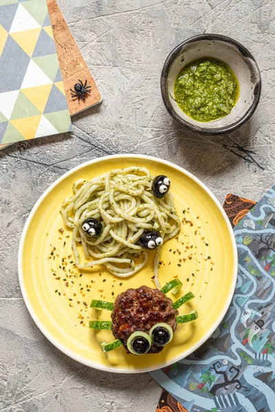 Schnitzelspinne mit Pesto — Stockfoto