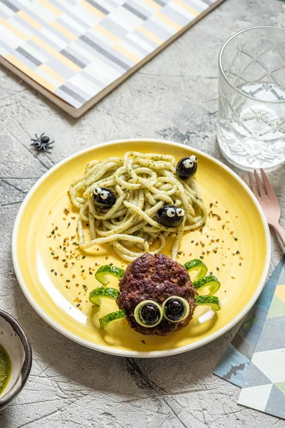 Schnitzelspinne mit Pesto — Stockfoto