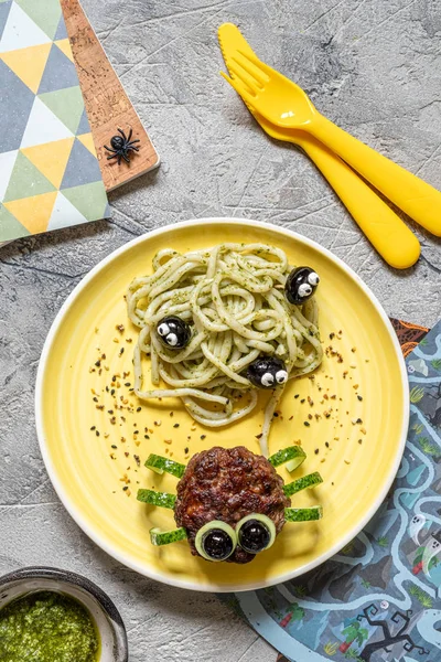 Schnitzelspinne mit Pesto-Pasta zu Halloween — Stockfoto