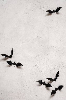 cadılar bayramı dekorasyon konsepti - beyaz arka plan üzerinde siyah yarasalar