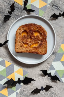 Cadılar Bayramı için kızarmış peynirli tost.