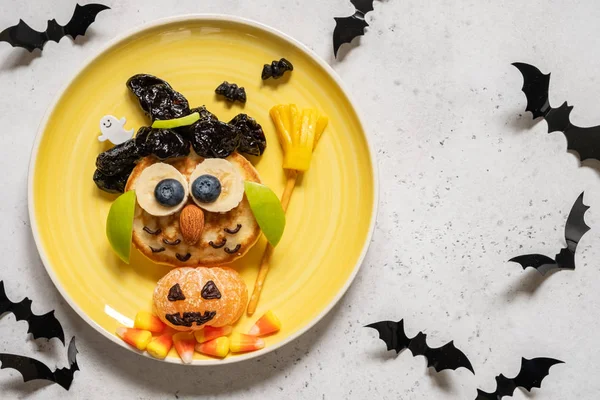 Sobremesa De Heloween: Grupo De Monstro Engraçados, De Fantasma, De Aranha Feita Do Bolinho De Amêndoa Dos Biscoitos Com Crosta D Foto de Stock - Imagem de feriado, doce: 126673770