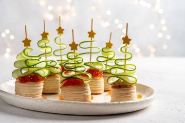 Salatalık dilim, somon pate ve kırmızı havyar ile Noel ağacı kanepe