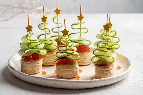 Canape d'arbre de Noël avec tranche de concombre, pâté de saumon et caviar rouge — Photo