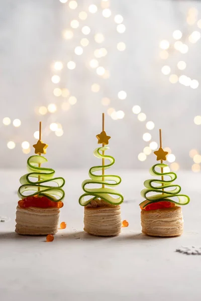 Kerstboom canape met komkommer slice, zalm pate en rode kaviaar — Stockfoto