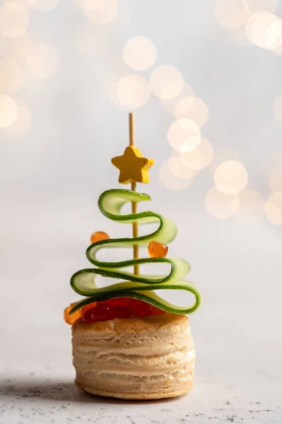 Canapé de árvore de Natal com fatia de pepino, patê de salmão e caviar vermelho — Fotografia de Stock