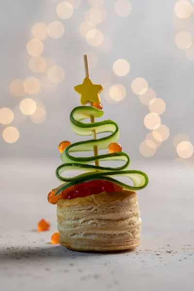 Weihnachtsbaum-Canape mit Gurkenscheibe, Lachspastete und rotem Kaviar — Stockfoto